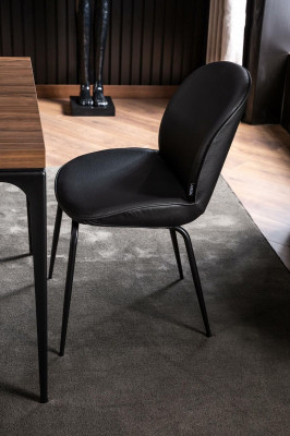 Lakonischer schwarzer Stuhl in modernem Design für das Esszimmer