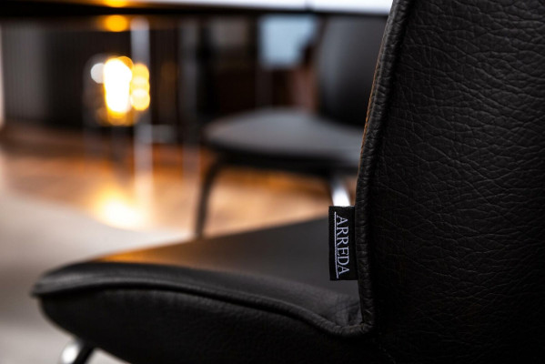Lakonischer schwarzer Stuhl in modernem Design für das Esszimmer