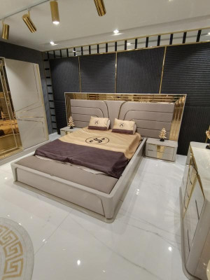 Schlafzimmer Komplettes Bett 2x Nachttische Kleiderschrank Kommode mit Spiegel
