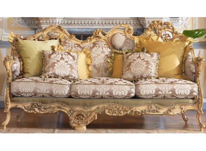 Klassisches Chesterfield-Sofa mit handgeschnitzten Details