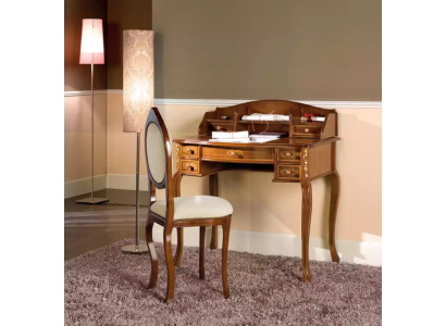 Klassischer Schreibtisch mit braunem Holzstuhl in einem Arbeitszimmer