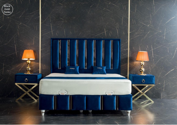 Saphirblaues Designer-Bett mit Nachttischen auf vergoldeten Stahlbeinen