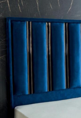 Saphirblaues Designer-Bett mit Nachttischen auf vergoldeten Stahlbeinen