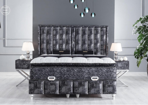 Schwarzes Bett mit Matratze und zwei Nachttischen im Schlafzimmermöbel-Set