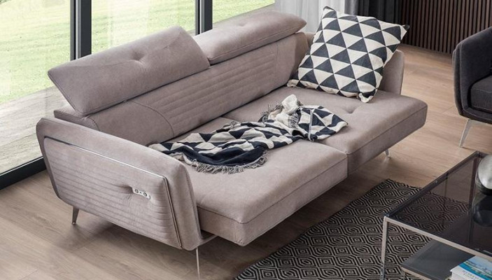 Luxuriöses, modisches Zweisitzersofa mit Textilpolsterung auf hohen Beinen