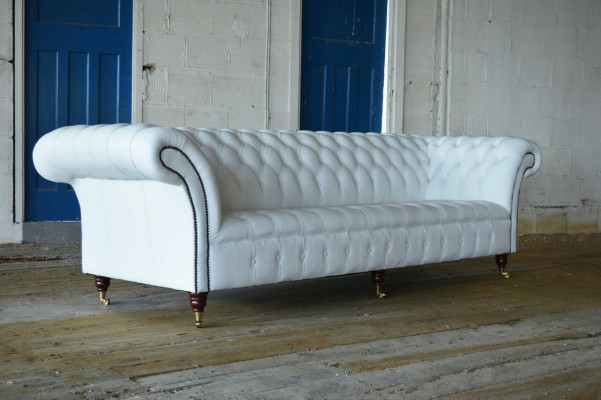 Klassische Chesterfield Couch 4 Sitzer Sofa Couch Samt Leder Design big weiss