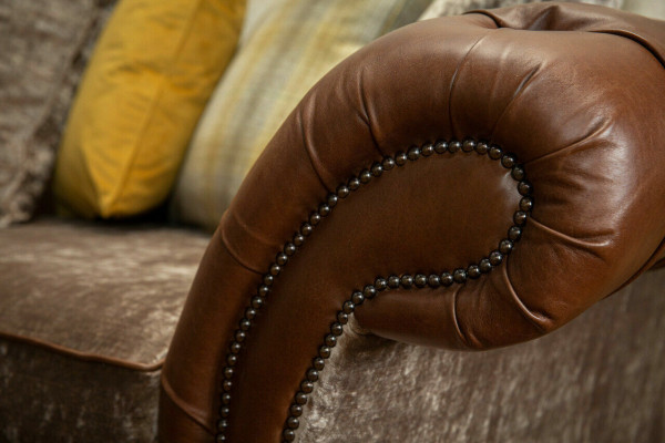 Klassische Chesterfield Sofa 4 Sitzer Sofas Couchen Leder Braun Design Polster