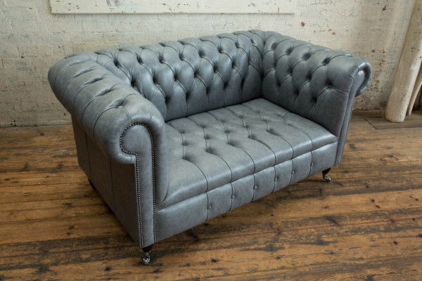 Sofa Chesterfield 2 Sitzer Couch Polster Sitz Textil Stoff Leder Couchen Sofas