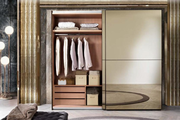 Stilvoller Spiegelschrank mit Schiebetüren im modernen Stil 