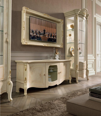 Klassischer TV-Schrank und Rahmen aus Naturholz im klassischen Stil