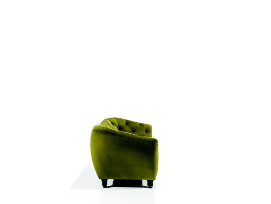 Dreisitzer Sofa mit luxuriöser Chesterfield-Rückenlehne in einem eleganten Grünton 