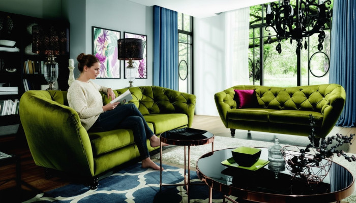 Dreisitzer Sofa mit luxuriöser Chesterfield-Rückenlehne in einem eleganten Grünton 