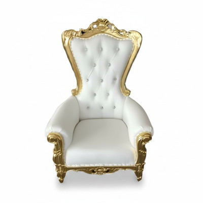 Eleganter weißer Sessel mit einer dynamischen Silhouette und prächtigen Dekorelementen in Form von Blumenmustern