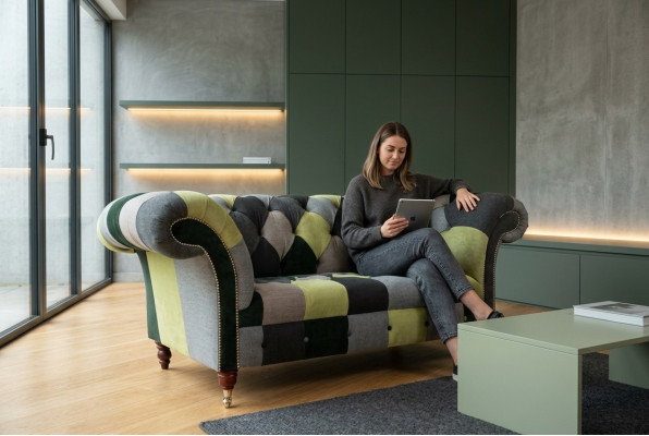 Designer Chesterfield Sofa 2 Sitzer Couch Polster Sofas Stoff Wohnzimmer Couchen