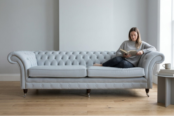 Grauer Chesterfield 4 Sitzer Polster Couch Modern Stil Samt Textil Stoff Sofa 