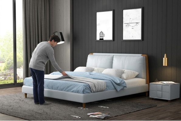 Moderne Doppelbett 180x200 in weißem Lederdesign auf Holzbeinen