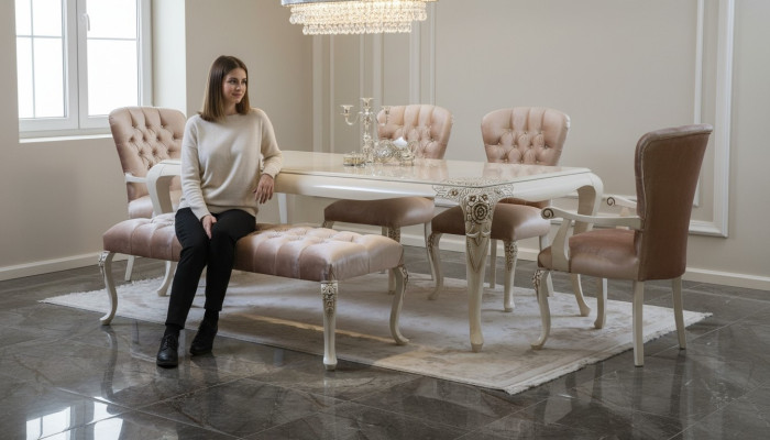 Klassisches Esszimmermöbel-Set in zartem Rosa in Naturholz