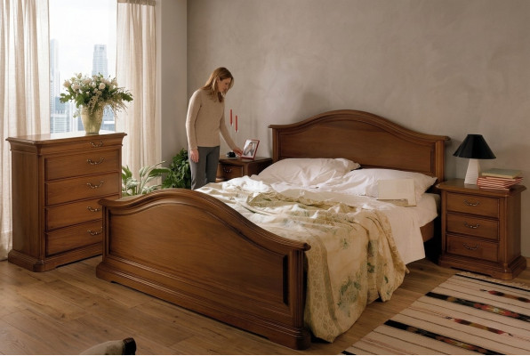 Kaufen Sie ein großes Doppelbett in klassisch schlichtem Stil aus Naturholz