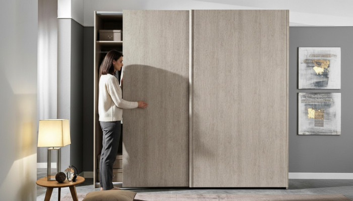 Moderner Garderobenschrank mit Schiebetüren für das Schlafzimmer aus Naturholz