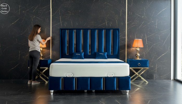 Saphirblaues Designer-Bett mit Nachttischen auf vergoldeten Stahlbeinen