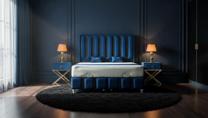 Saphirblaues Designer-Bett mit Nachttischen auf vergoldeten Stahlbeinen