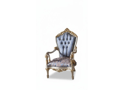 Luxuriöser Sessel im klassischen Stil für das Wohnzimmer mit goldenen dekorativen Mustern
