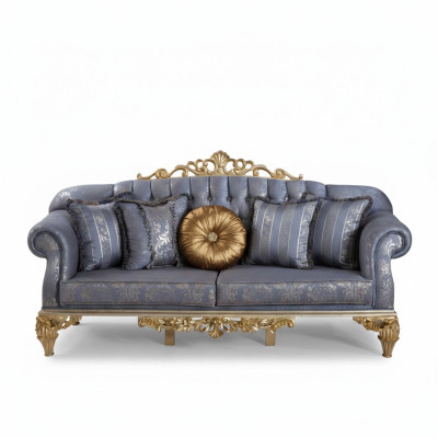 Anspruchsvolles klassisches Sofa im Chesterfield-Design für das Wohnzimmer mit goldenen Kissen