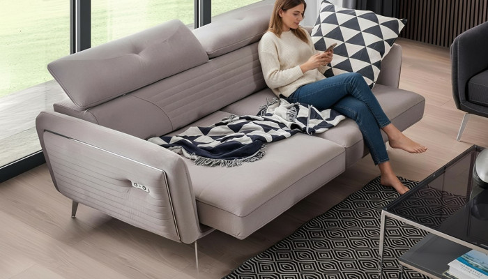Luxuriöses, modisches Zweisitzersofa mit Textilpolsterung auf hohen Beinen