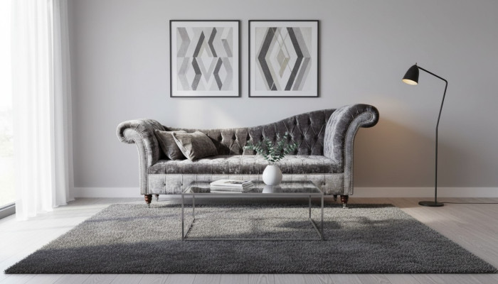 Ein luxuriöses, klassisches Sofa im Chesterfield-Stil in einem satten Silberton