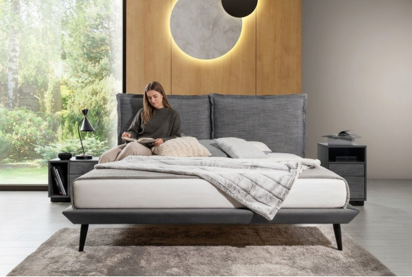Stilvolles Schlafzimmer Graues Bett 2x Nachttische Luxus Betten 3tlg