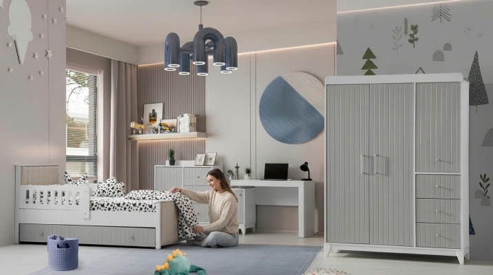 Kinderzimmer-Ensemble: Kommode, Kleiderschrank, Bett & Schreibtisch