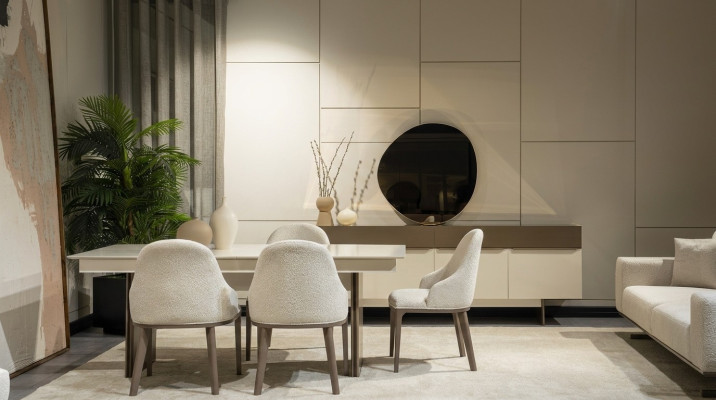 Stilvolle Küchenmöbel Designer Esstisch 4x Textil Stühle Edle Anrichte