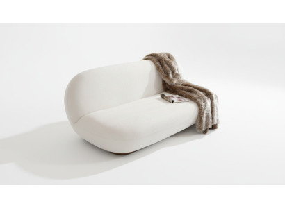 Das Sofa wurde entworfen, um die Schönheit des Interieurs zu unterstreichen.