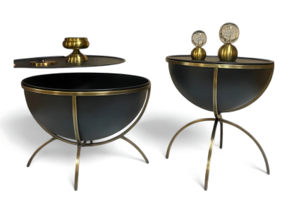 Duo aus Beistelltischen mit schwarzer Schale und eleganten goldenen Beinen